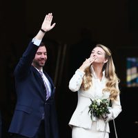 Guillermo de Luxemburgo y Stéphanie de Lannoy saludan tras su boda civil