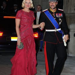 Haakon y Mette-Marit de Noruega en la cena de gala previa a la boda de Guillermo y Stéphanie