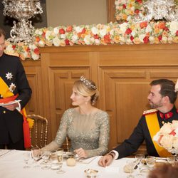 El Gran Duque de Luxemburgo lee un discurso en la cena de gala ante Guillermo y Stéphanie