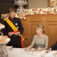 El Gran Duque de Luxemburgo lee un discurso en la cena de gala ante Guillermo y Stéphanie