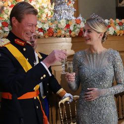 El Gran Duque de Luxemburgo brinda con Stéphanie de Lannoy en la cena de gala por la boda real