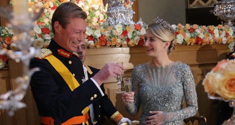 El Gran Duque de Luxemburgo brinda con Stéphanie de Lannoy en la cena de gala por la boda real