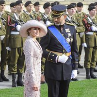 El Príncipe Felipe mira a Doña Letizia en la boda de Guillermo y Stéphanie