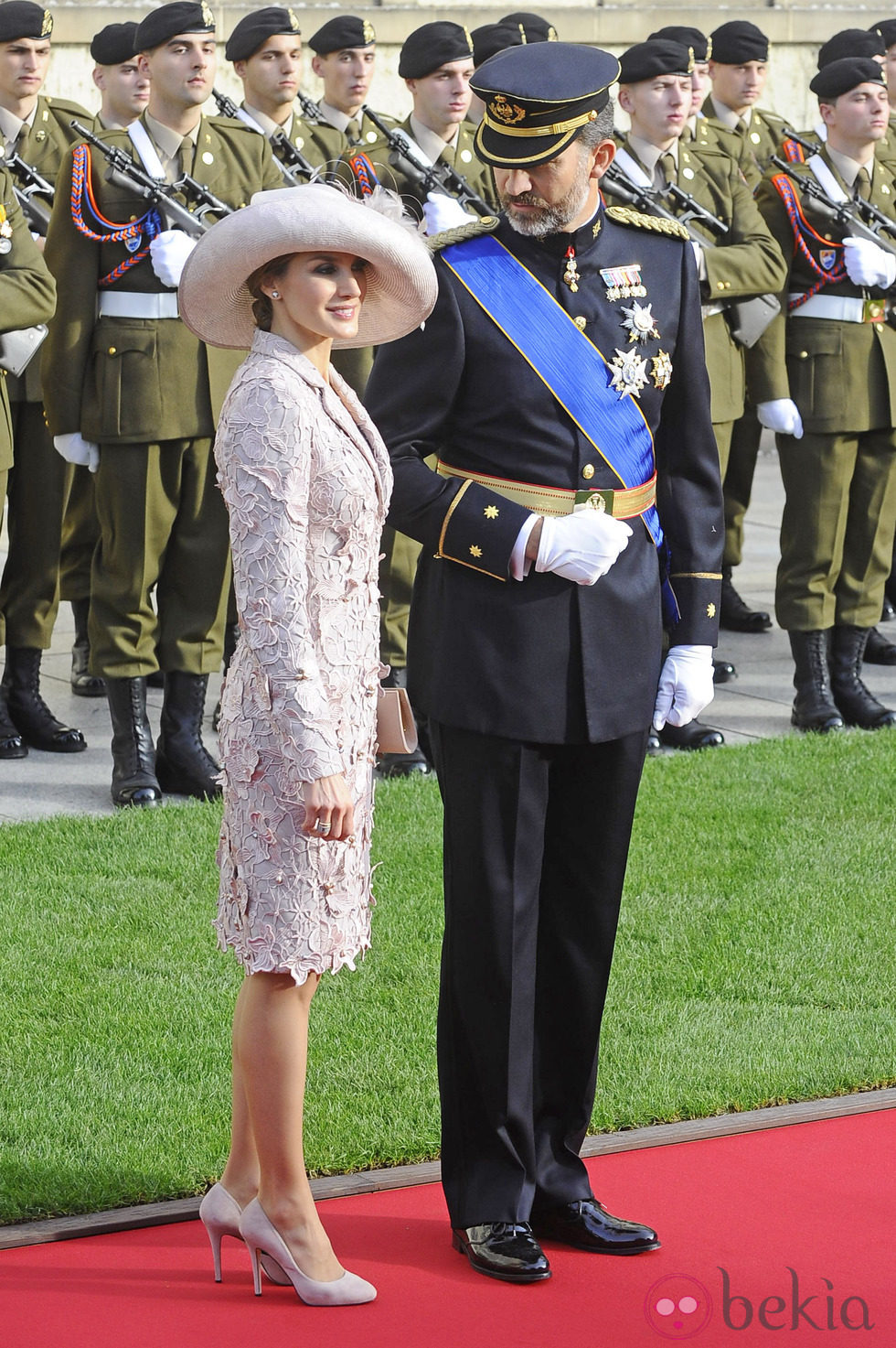 El Príncipe Felipe mira a Doña Letizia en la boda de Guillermo y Stéphanie