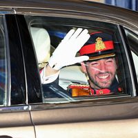 Guillermo de Luxemburgo saluda desde el coche antes de su boda con Stéphanie de Lannoy