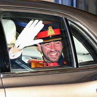 Guillermo de Luxemburgo saluda desde el coche antes de su boda con Stéphanie de Lannoy