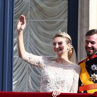 Guillermo y Stéphanie de Luxemburgo saludan desde el balcón tras su boda