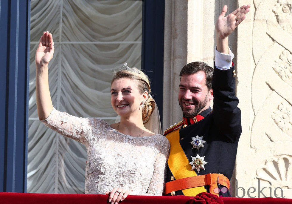 Guillermo y Stéphanie de Luxemburgo saludan desde el balcón tras su boda