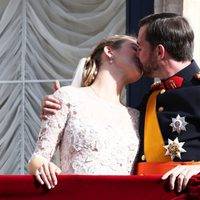 Guillermo y Stéphanie de Luxemburgo besándose el día de su boda