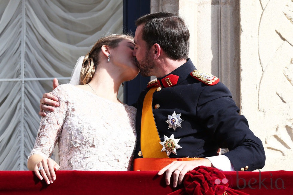 Guillermo y Stéphanie de Luxemburgo besándose el día de su boda