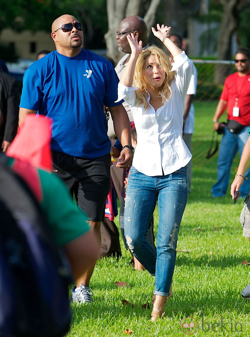 Shakira se protege de la llegada de un balonazo en Miami