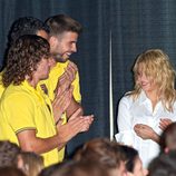 Shakira mira a Piqué en un acto de alianza entre el Barça y Pies Descalzos en Miami