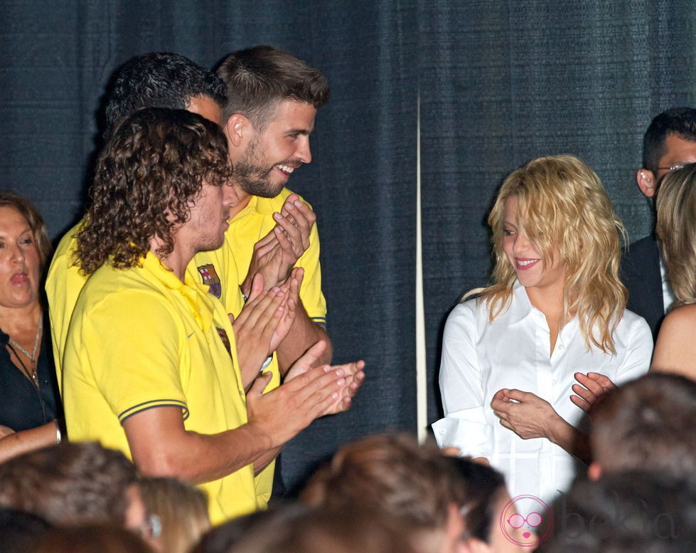 Shakira mira a Piqué en un acto de alianza entre el Barça y Pies Descalzos en Miami