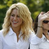 Shakira saluda en el acto de alianza entre el Barça y Pies Descalzos en Miami
