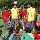 Piqué y Busquets juegan al fútbol en un acto solidario en Miami