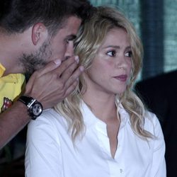 Gerard Piqué susurra a Shakira en un acto solidario en Miami