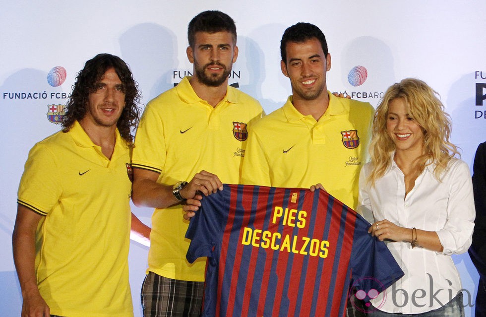 Puyol, Piqué, Busquets y Shakira posan juntos en un acto solidario en Miami