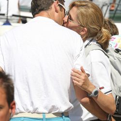 Los Duques de Palma se besan antes de la regata de la Copa del Rey de Vela 2011