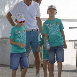 El Duque de Palma con Juan y Pablo Urdangarín antes de la regata de la Copa del Rey de Vela 2011