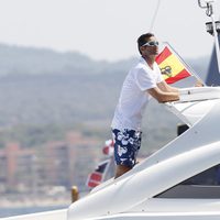 Iñaki Urdangarín observa las regatas de la Copa del Rey de Vela 2011 desde 'Somni'