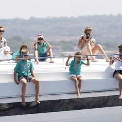 La Infanta Elena, María Zurita y la Reina con cinco de sus nietos en la lancha 'Somni'