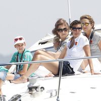 La Reina, la Infanta Elena, María Zurita, Froilán y Pablo Urdangarín en la lancha 'Somni'