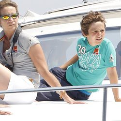 La Infanta Elena y su hijo Felipe a bordo de la lancha 'Somni'