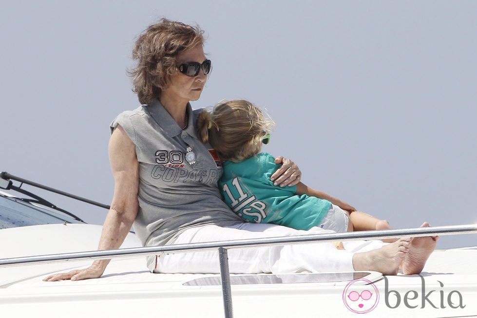La Reina Sofía cuida de su nieta Irene a bordo de la lancha 'Somni'