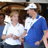 La Infanta Cristina y el Príncipe Felipe charlan en la Copa del Rey de Vela 2011