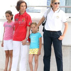 La Reina, la Infanta Cristina,  Victoria Federica e Irene en el segundo día de regatas 2011