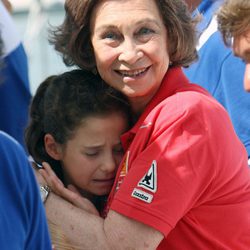 La Reina Sofía consuela a Victoria Federica en el segundo día de regatas 2011