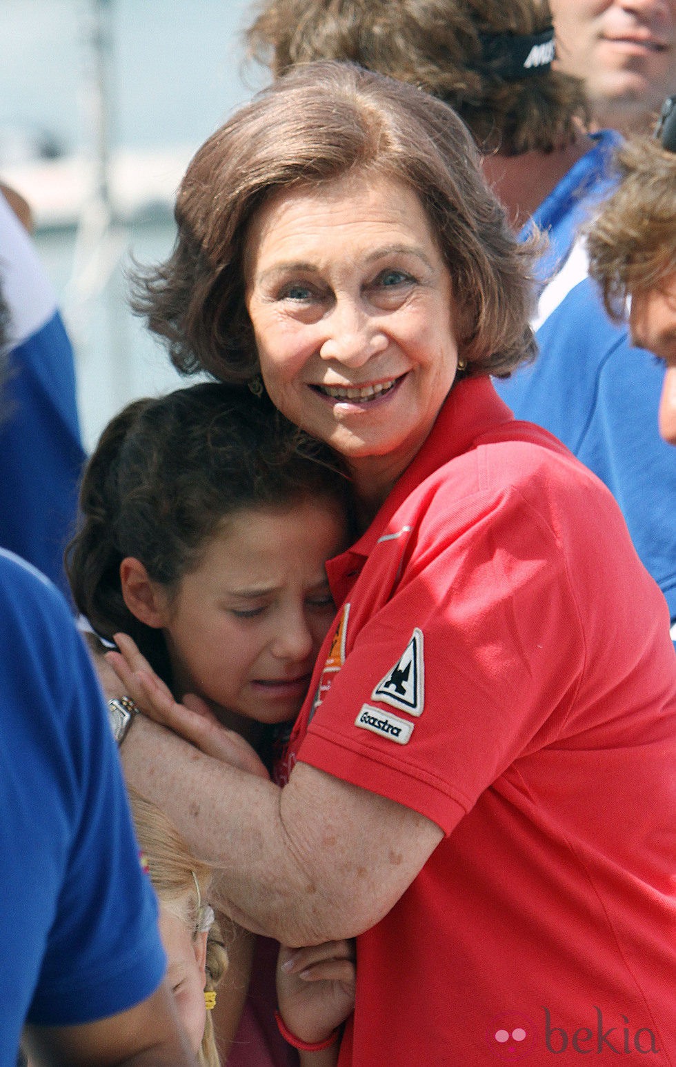 La Reina Sofía consuela a Victoria Federica en el segundo día de regatas 2011