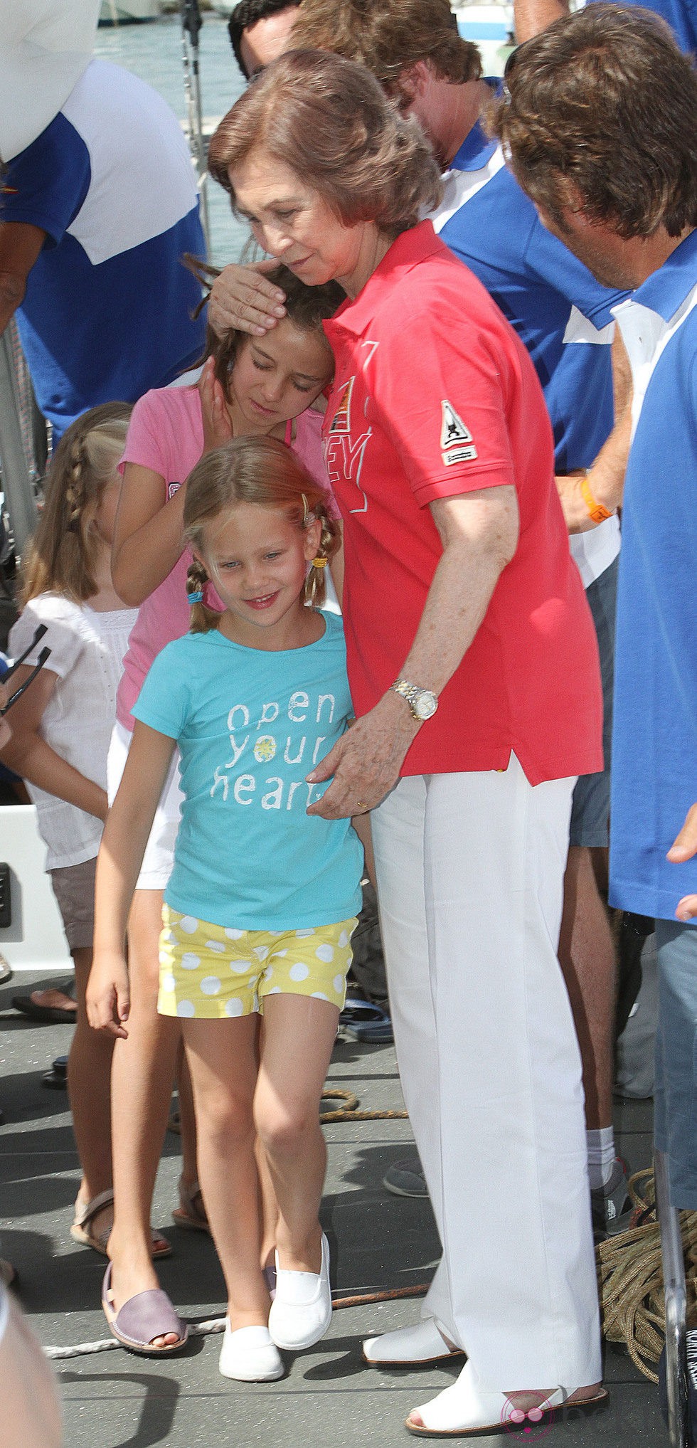 La Reina, Victoria Federica e Irene Urdangarín en el segundo día de regatas 2011