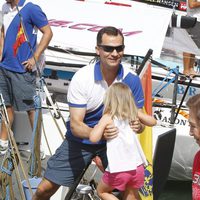 El Príncipe Felipe coge a su hija Sofía en el segundo día de regatas 2011