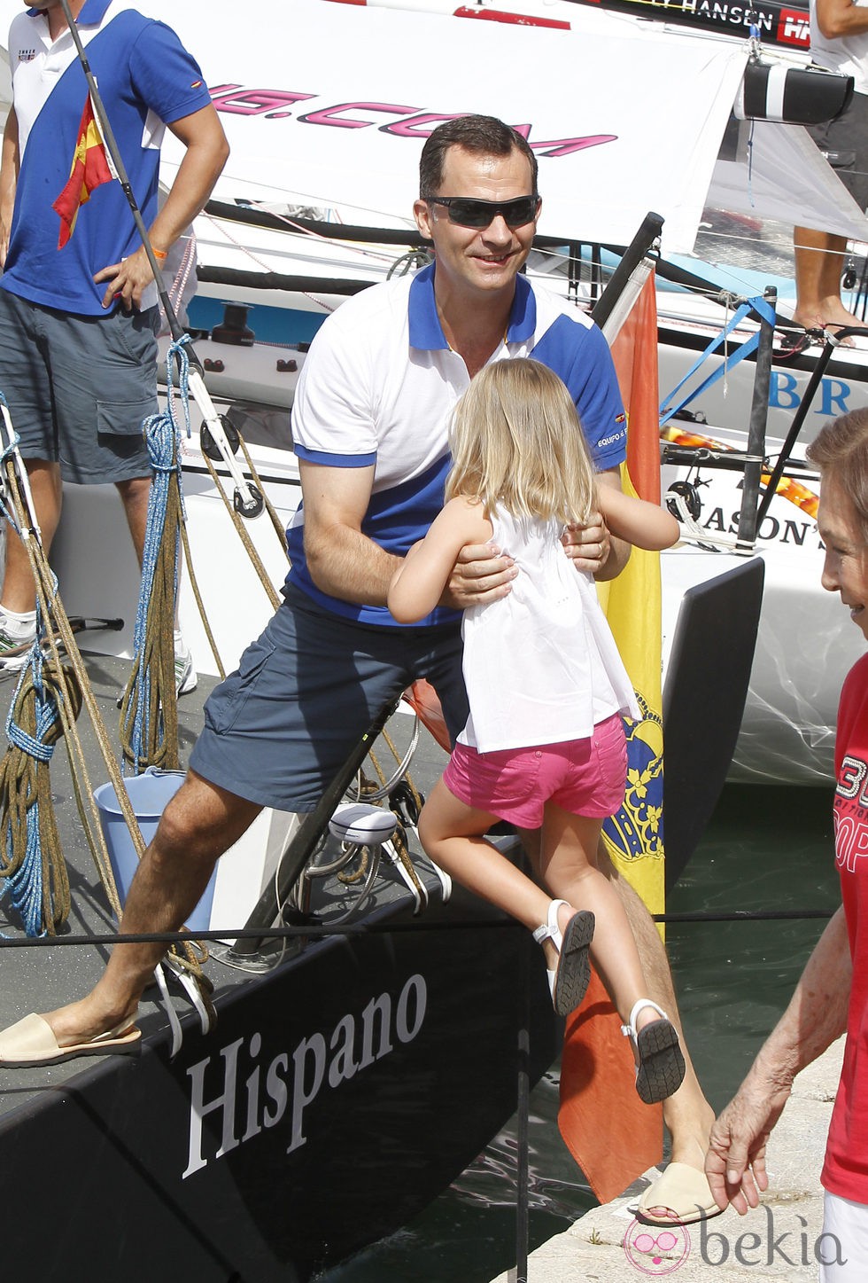 El Príncipe Felipe coge a su hija Sofía en el segundo día de regatas 2011