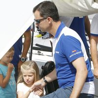 La Infanta Leonor coge de la mano al Príncipe Felipe en el segundo día de regatas 2011