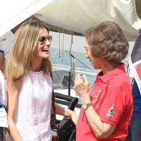 La Reina Sofía y la Princesa Letizia ríen en el segundo día de regatas 2011