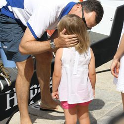 El Príncipe Felipe besa a la Infanta Sofía en el segundo día de regatas 2011