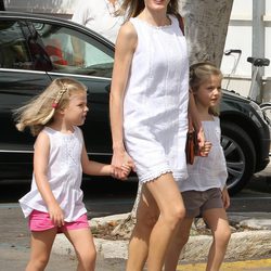 La Princesa Letizia y las Infantas Leonor y Sofía en el segundo día de regatas 2011