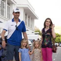 Los Príncipes Felipe y Letizia y sus hijas antes del concierto de Jaime Anglada
