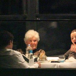 Miranda Kerr bosteza mientras cena con Orlando Bloom y sus abuelos