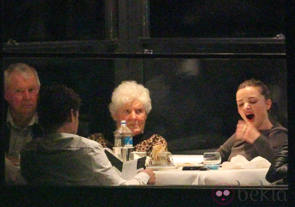 Miranda Kerr bosteza mientras cena con Orlando Bloom y sus abuelos