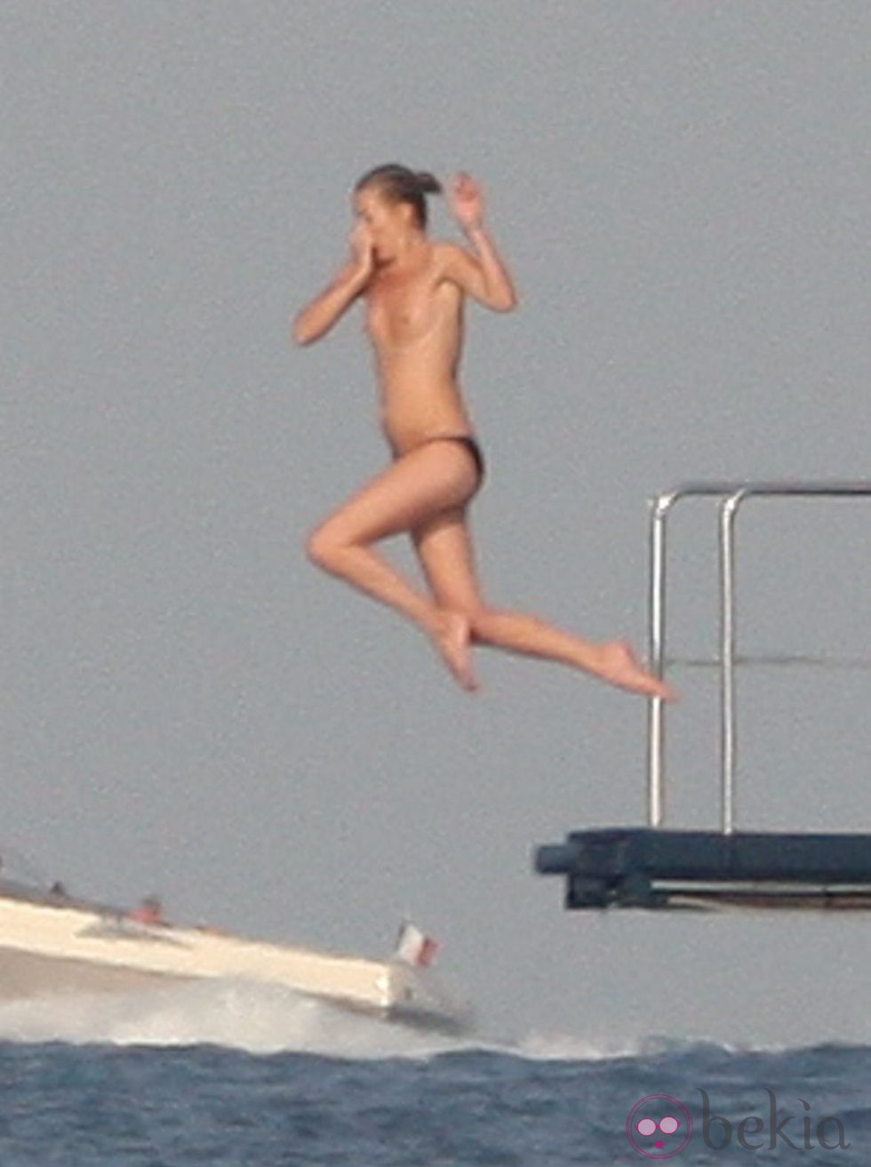 Kate Moss con el pecho desnudo