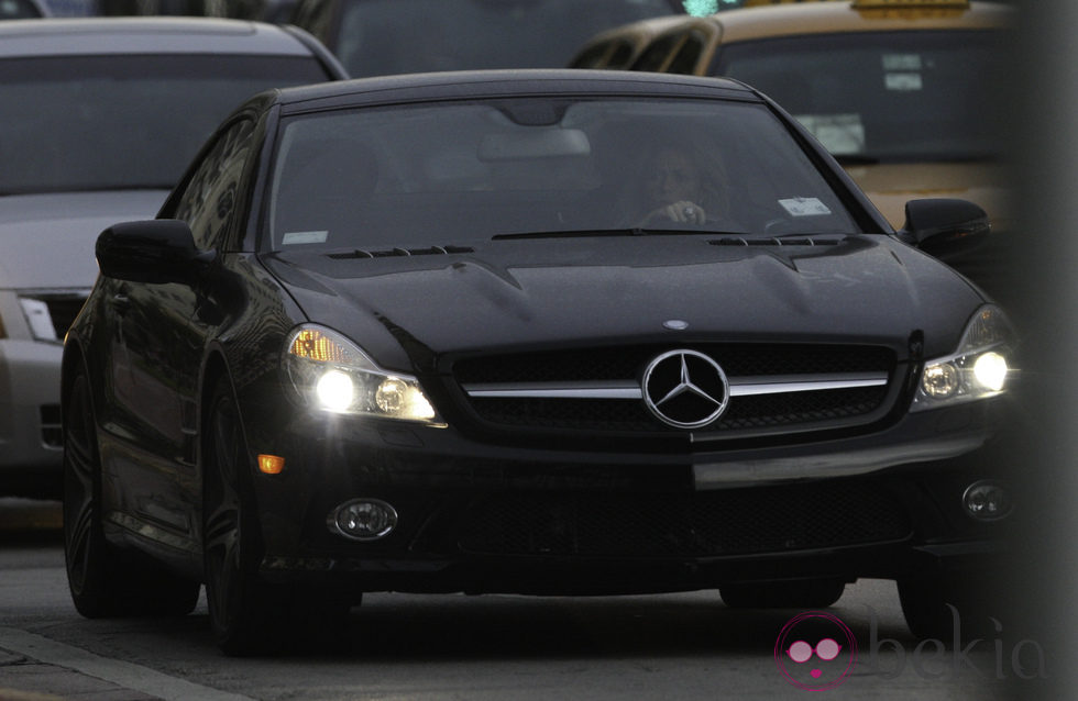 Shakira conduce su coche por Miami