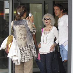 La Duquesa de Alba se hace una foto con un joven admirador en Ibiza