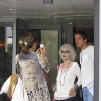 La Duquesa de Alba se hace una foto con un joven admirador en Ibiza