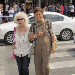 Cayetana de Alba llega a Ibiza con una amiga