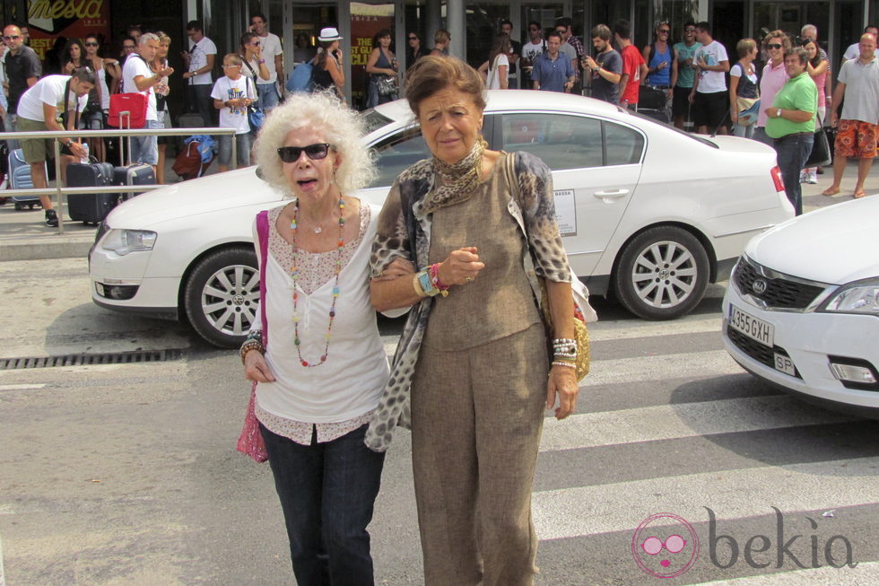 Cayetana de Alba llega a Ibiza con una amiga