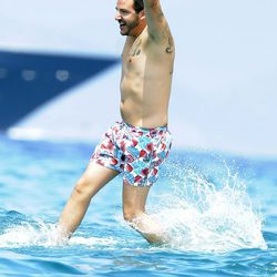 Borja Thyssen se baña en el mar en Ibiza