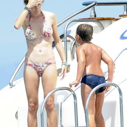 Blanca Cuesta muy simpática con dos niños en Ibiza